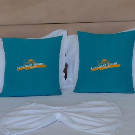 Suncoast Rooms Port Side ซารานเดอ ภายนอก รูปภาพ