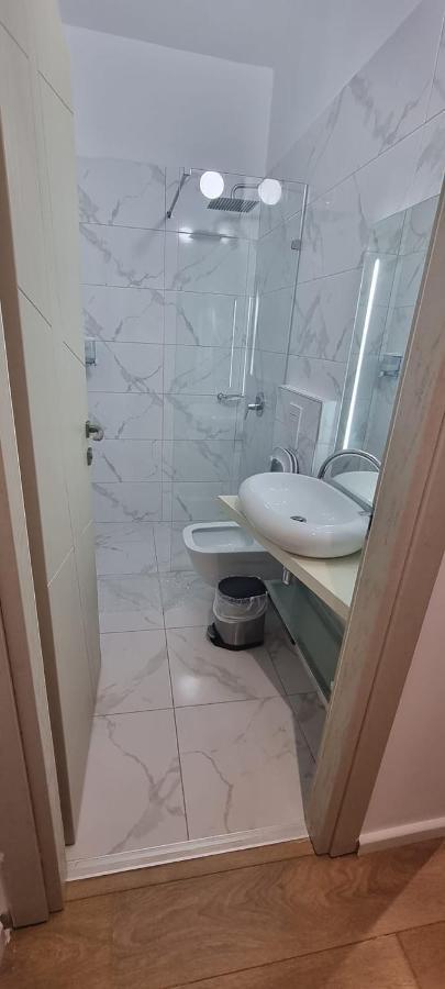 Suncoast Rooms Port Side ซารานเดอ ภายนอก รูปภาพ