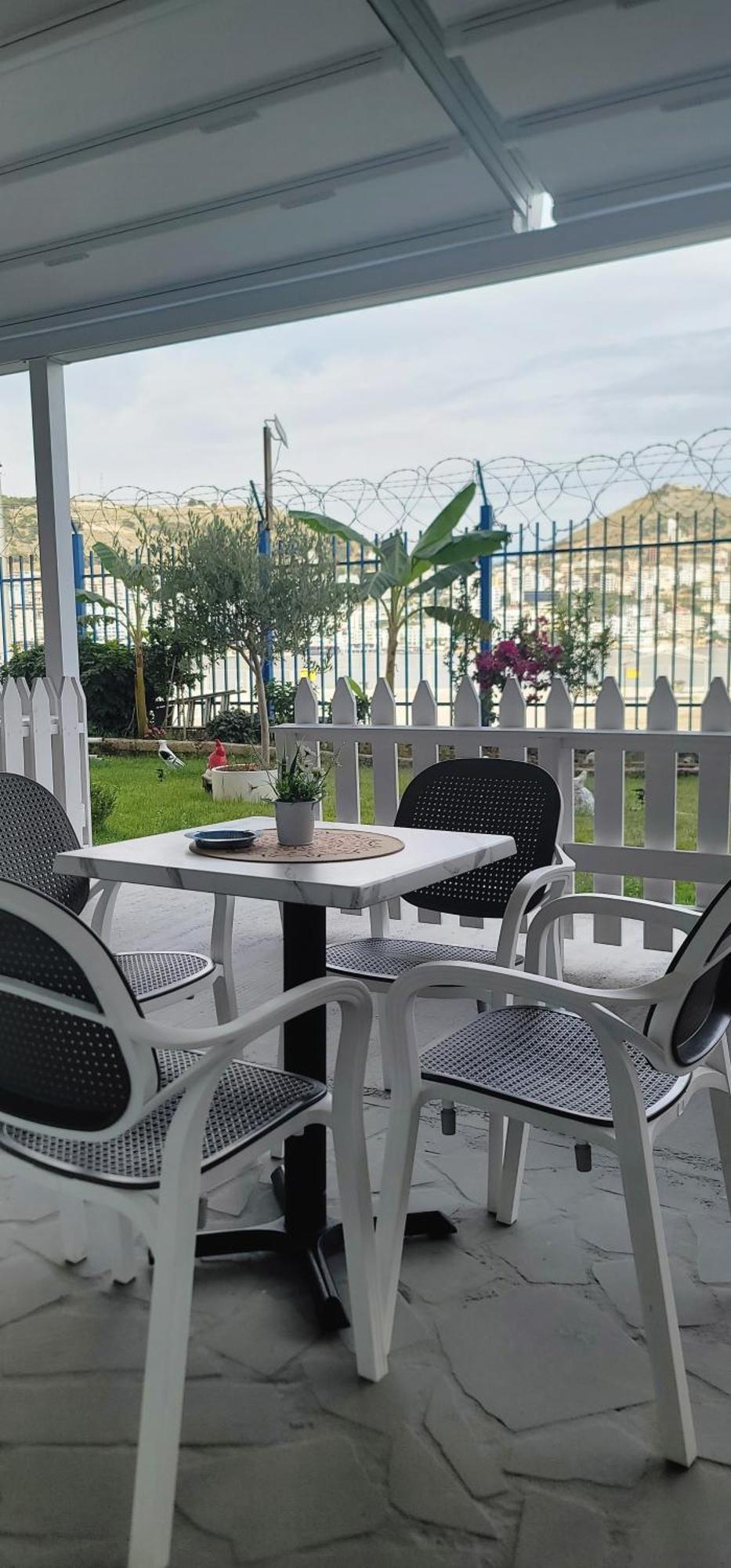 Suncoast Rooms Port Side ซารานเดอ ภายนอก รูปภาพ