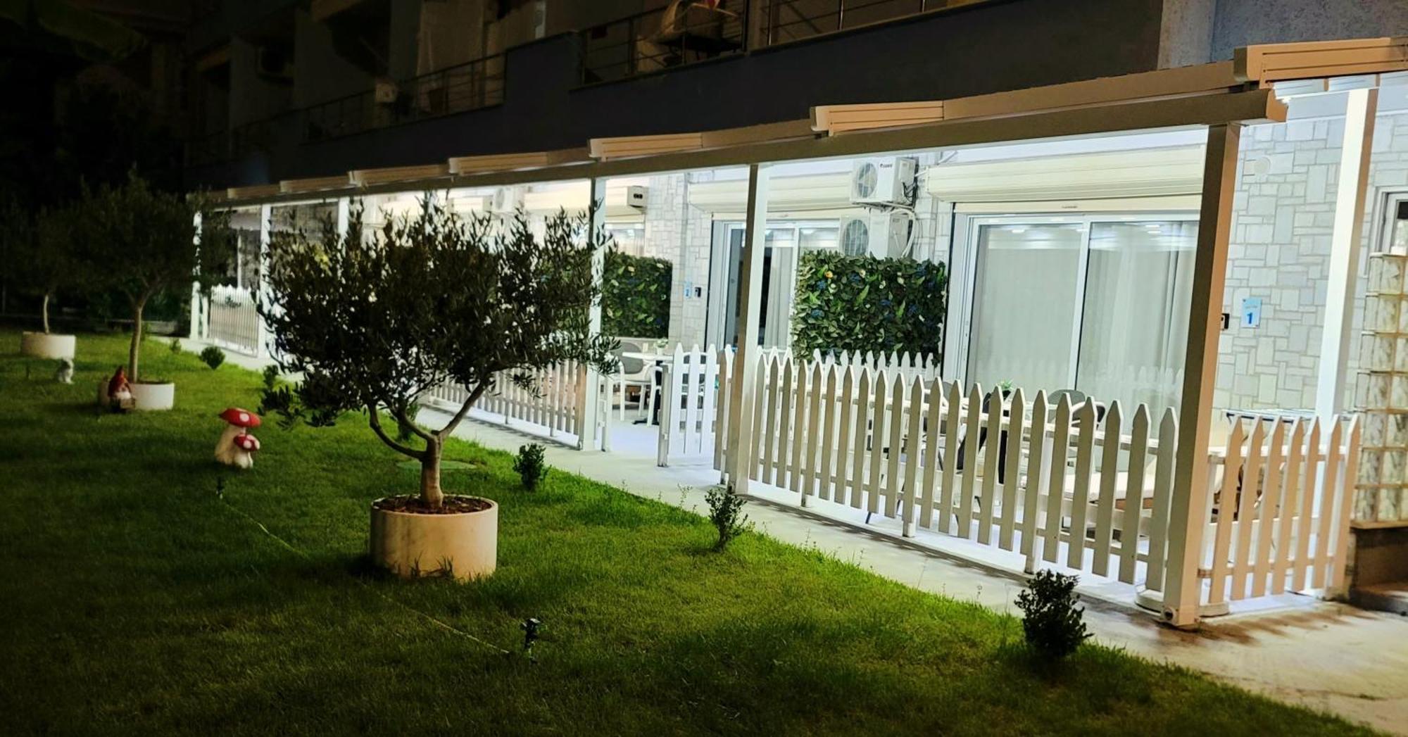 Suncoast Rooms Port Side ซารานเดอ ภายนอก รูปภาพ