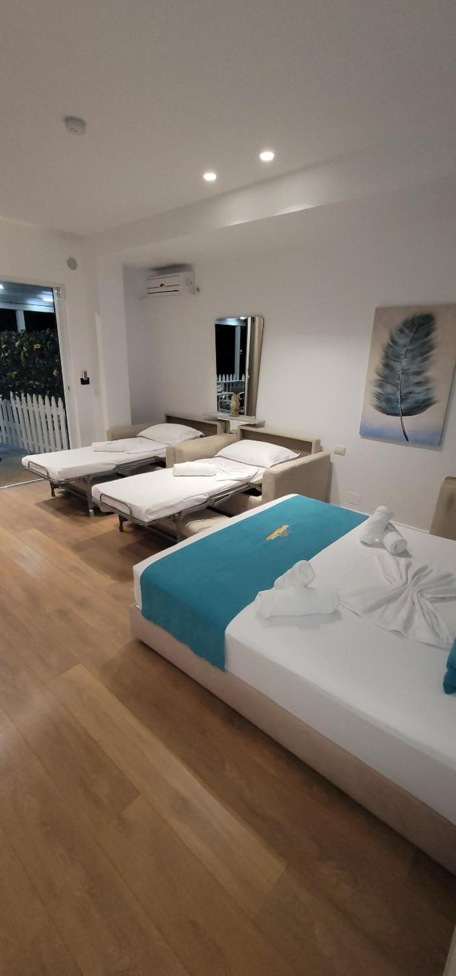 Suncoast Rooms Port Side ซารานเดอ ภายนอก รูปภาพ
