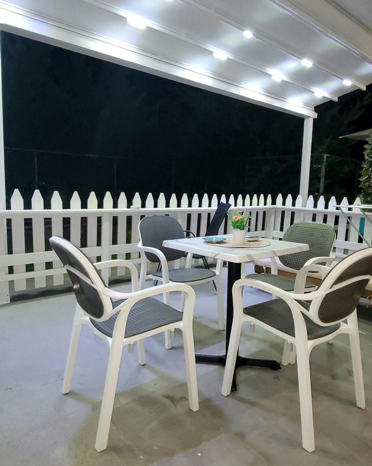 Suncoast Rooms Port Side ซารานเดอ ภายนอก รูปภาพ